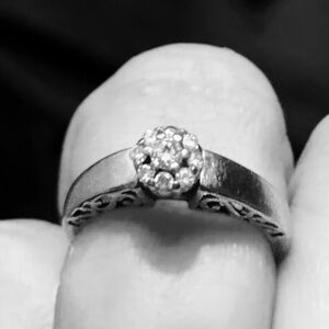 14Kt WHITE GOLD DIAMOND CLUSTER ENGAGEMENT RING